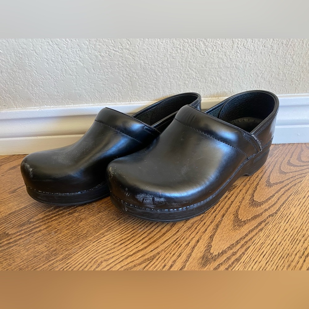 Dansko Black Clogs Size 39 Nurse Slip On Shoes - Picture 2 of 5
